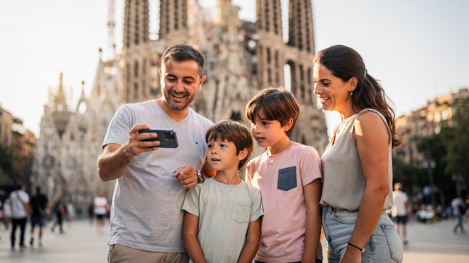 Famille en Espagne 2026: L'eSIM qui sauve les vacances des enfants, et le budget